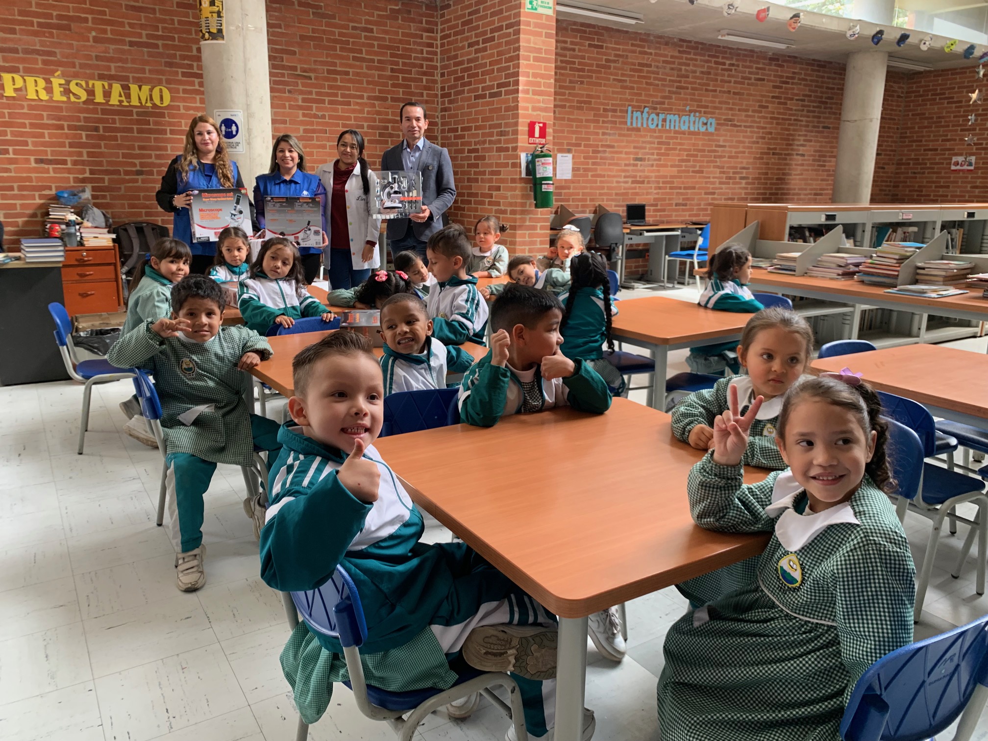 Rector y equipo escalando Futuro  infancia