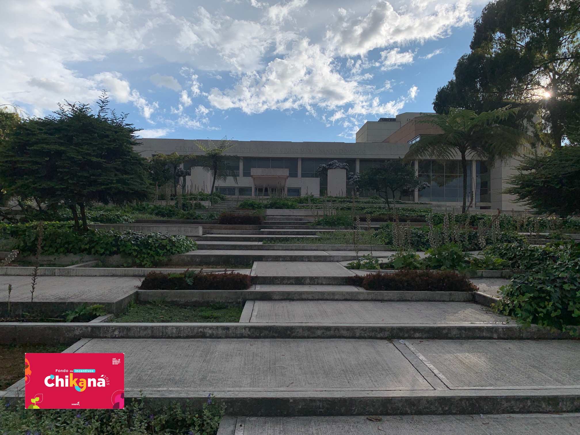 centro cultural Julio Mario santodomingo con logo chikana-