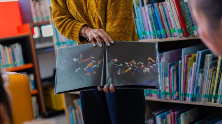Biblioteca Julio Mario Santo Domingo entrega de libros
