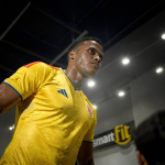 La camiseta se  suda antes de ponersela Jhon Arias