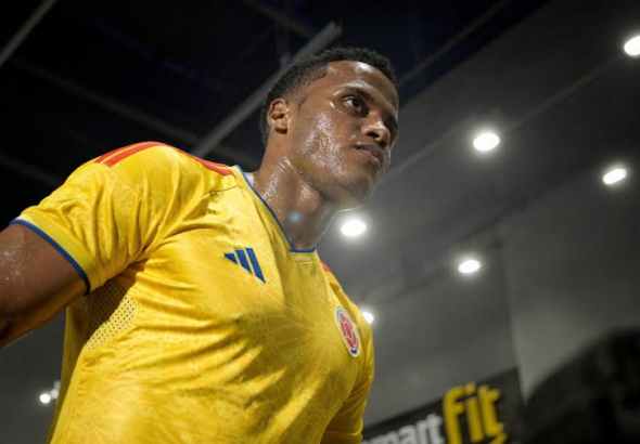 La camiseta se  suda antes de ponersela Jhon Arias