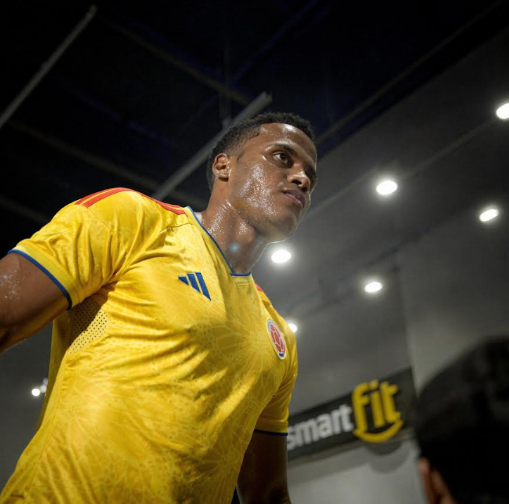 La camiseta se  suda antes de ponersela Jhon Arias