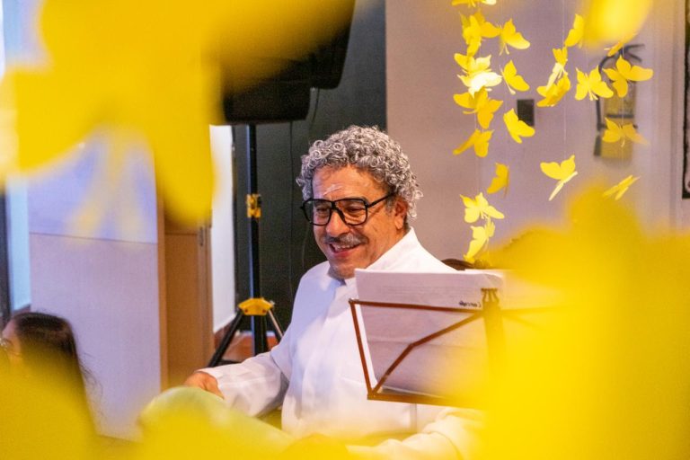 foto donación libros FUNDACIÓN GABO Tunal