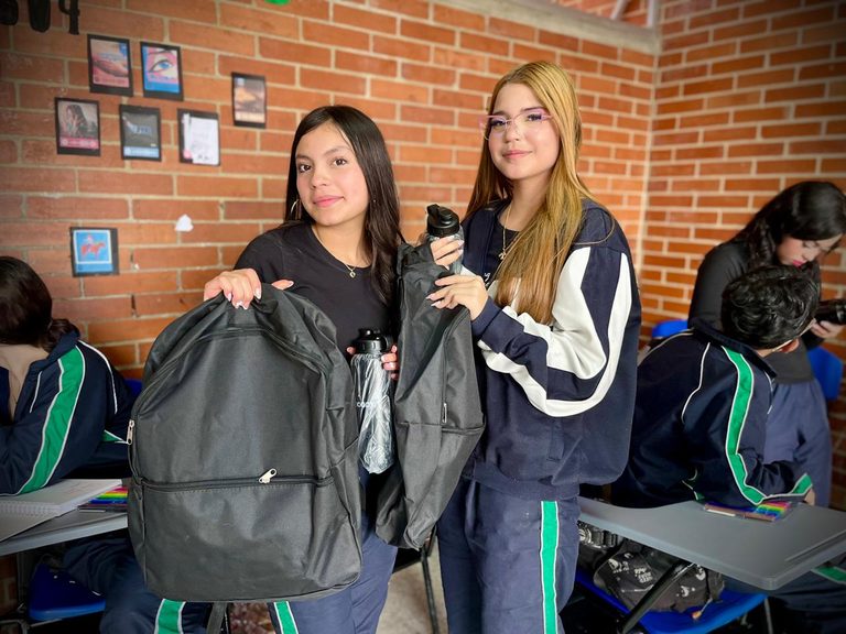 Jovenes reciben maletan en Suba Prado Veraniego